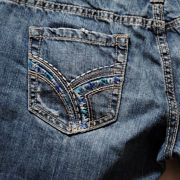 MADISON DENIM CO CUTT OFF JEAN SHORTS EMBROIDERED DISTRESSED BLUE DENIM SZ 3/4 - Picture 6 of 11